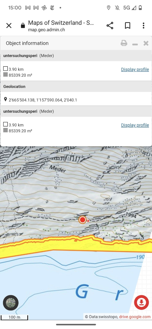Topografische Karte der Schweiz auf einem Mobilbildschirm mit begleitendem Text und Symbolen angezeigt.