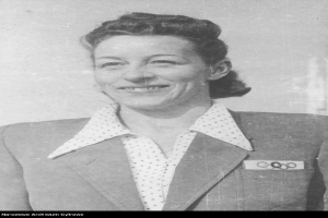 Ein Schwarz-Weiß-Foto einer Frau in einem Anzug, die lächelt und ein Abzeichen an ihrem Blazer trägt, mit dem Text unten: "Margaret O'Connor, die erste Frau, die bei den Olympischen Sommerspielen 1936 die Goldmedaille gewann."