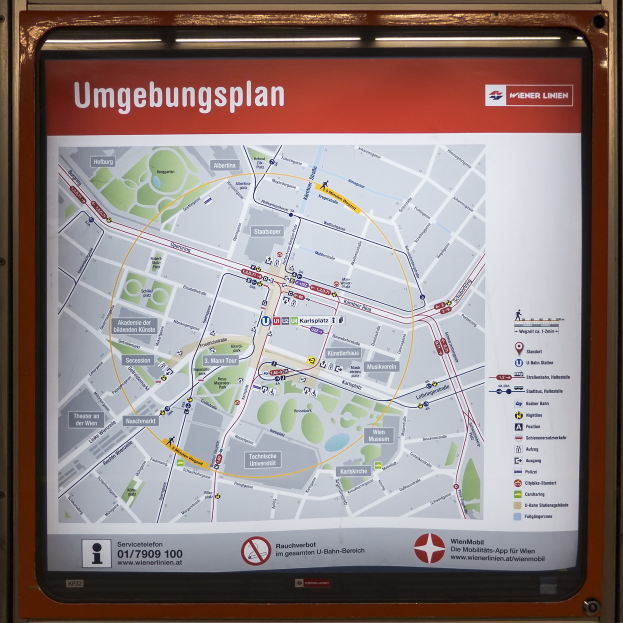 Detailierte Karte von München, Deutschland, auf einem U-Bahn-Haltestellen-Schild angezeigt, das Straßen, Sehenswürdigkeiten und Punkte von Interesse zeigt.